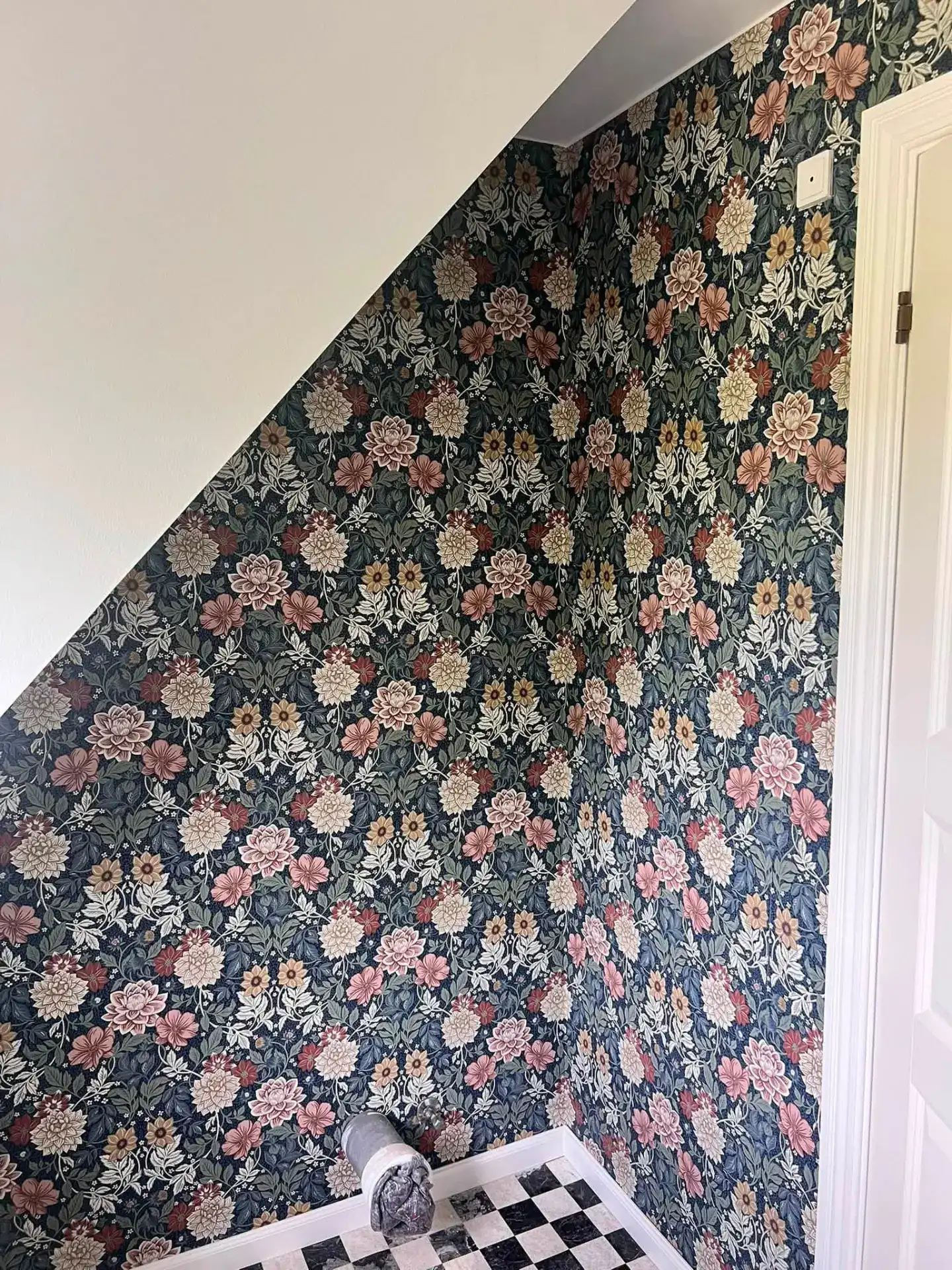 Detaljeret floral tapet i boligindretning.