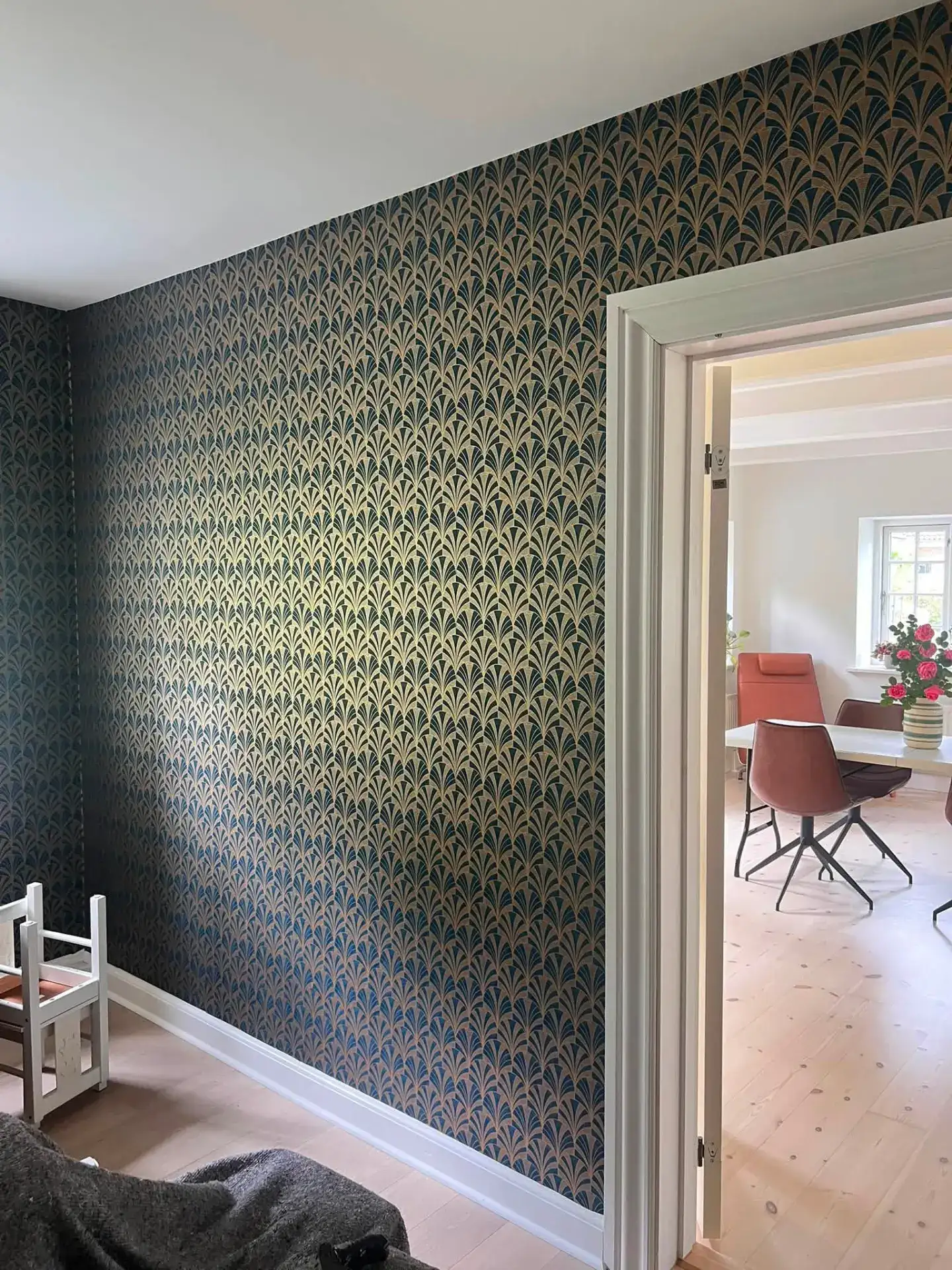 Detaljeret væg med elegant tapet i moderne hjem.