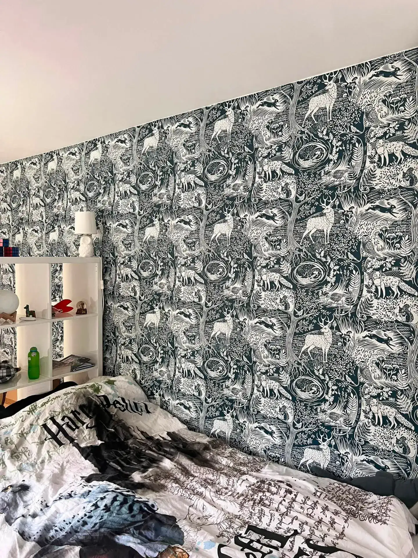 Detaljeret væg med sort-hvid dyremønster i moderne hjem.