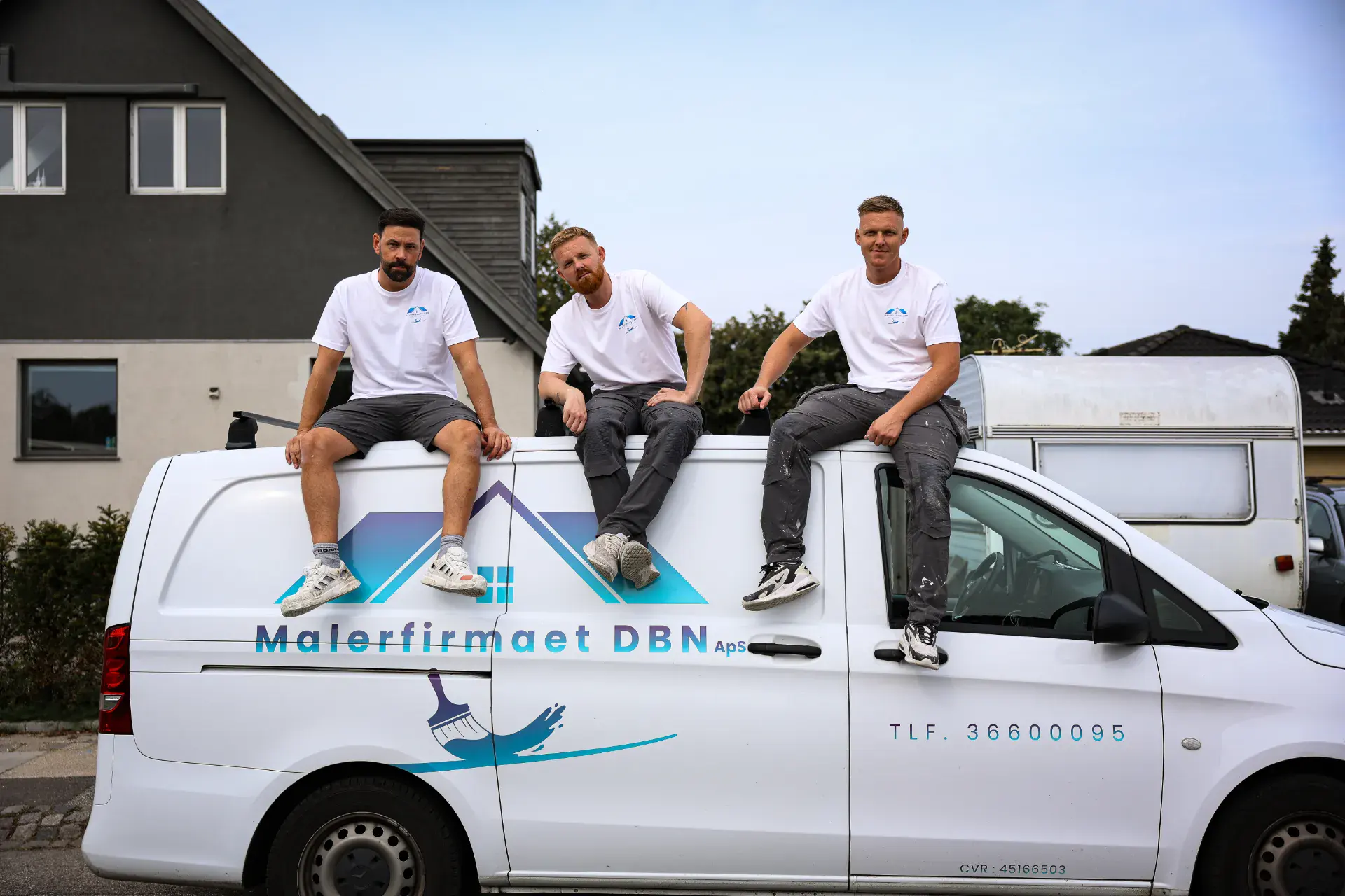Malerfirmaet DBN ApS team sidder på en firmabil klar til opgaver.